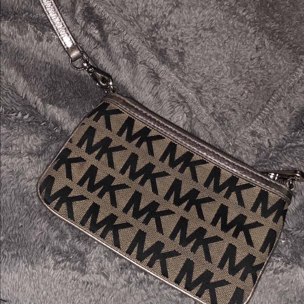 EUC Michael Kors wristlet
